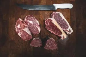 Fleisch ist voll mit anderen tierischen Nährstoffen als nur dem reduktionistischen Denken an Fett t& Proteine.