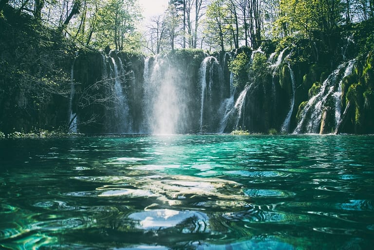 Wasser gibt es angeblich noch als EZ Wasser, einer vierten Form hypothetisiert von Gerald Pollack. Weder fest, noch flüssig, oder gasförmig, aber als leitender gelförmiger Kristall.